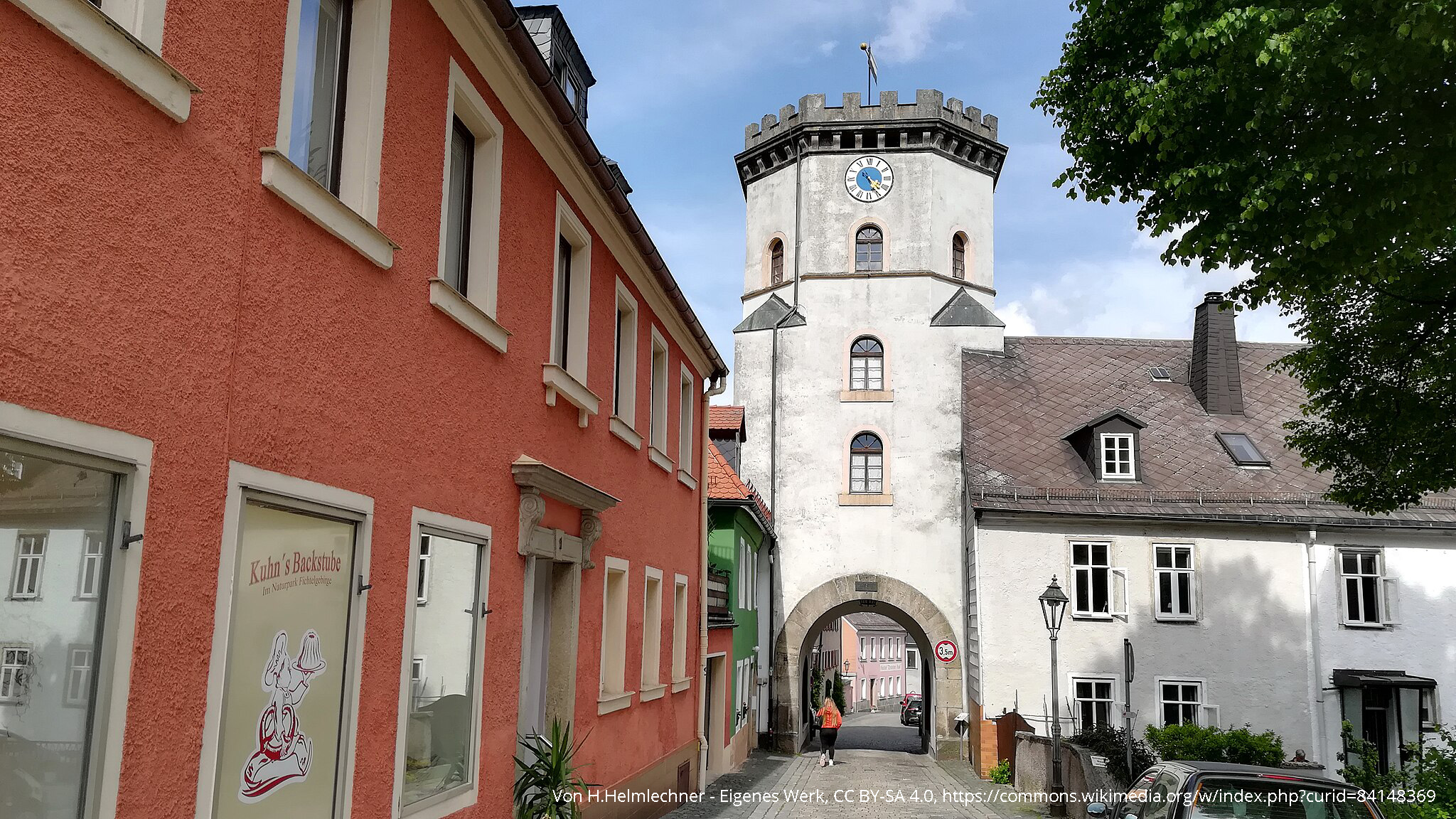 sdr Immobilien Wunsiedel. Historisches Koppetentor in Wunsiedel mit Uhrturm und angrenzenden Häusern.